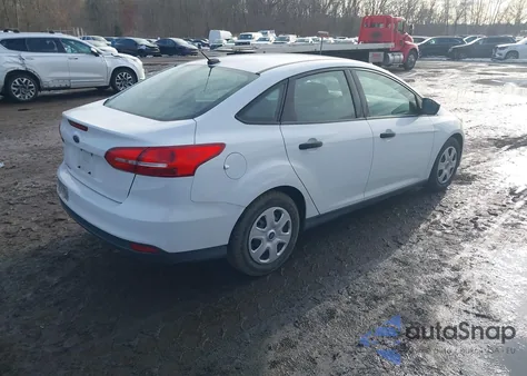 2018 Ford Focus S z USA, uszkodzony, nr VIN 1FADP3E20JL262583